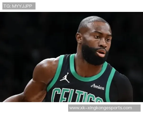 杰伦布朗半场表现惊艳10投8中三分命中率高达80砍下22分引领球队奋勇争先